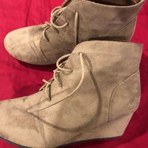 2 1/2 in wedge booties